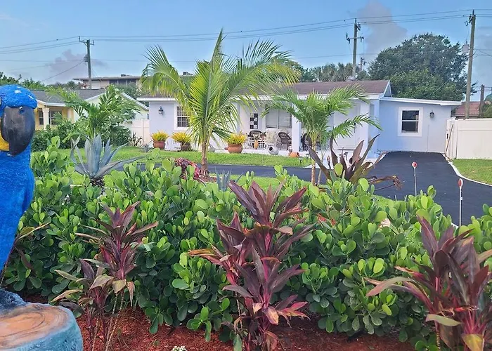 Palm Springs 3-Bedroom 2-Bath 5 Miles To The Beach