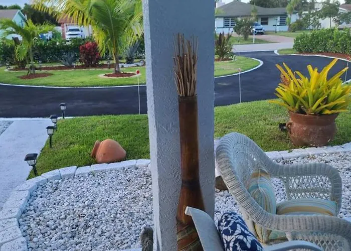 Palm Springs 3-Bedroom 2-Bath 5 Miles To The Beach
