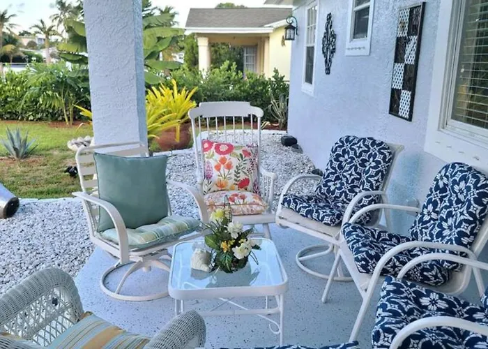 Palm Springs 3-Bedroom 2-Bath 5 Miles To The Beach