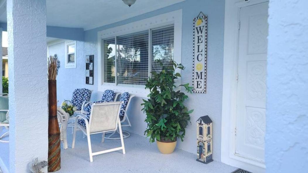 Palm Springs 3-bedroom 2-bath 5 Miles To The Lake Worth Beach
