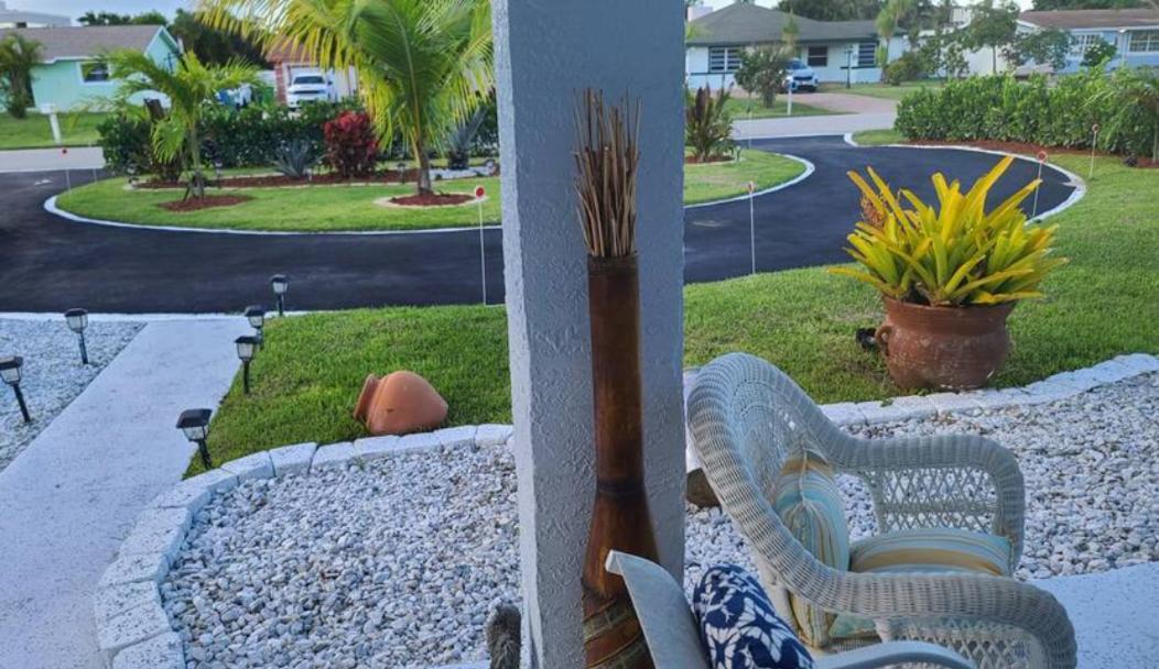Palm Springs 3-bedroom 2-bath 5 Miles To The * Lake Worth Beach