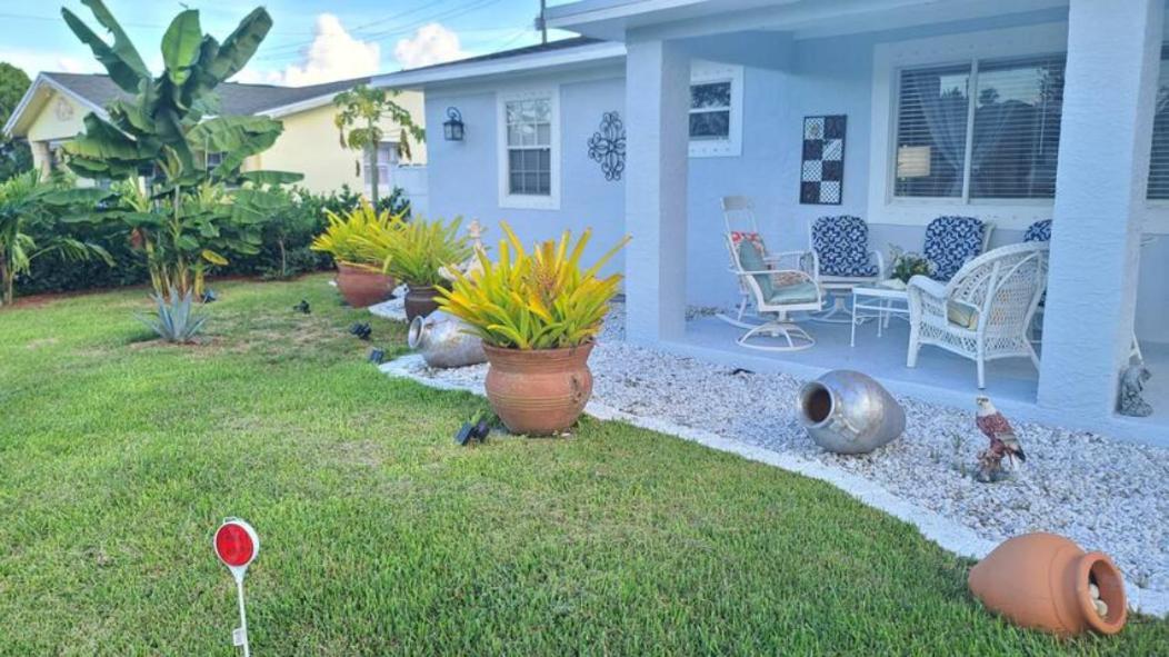 Palm Springs 3-bedroom 2-bath 5 Miles To The Lake Worth Beach