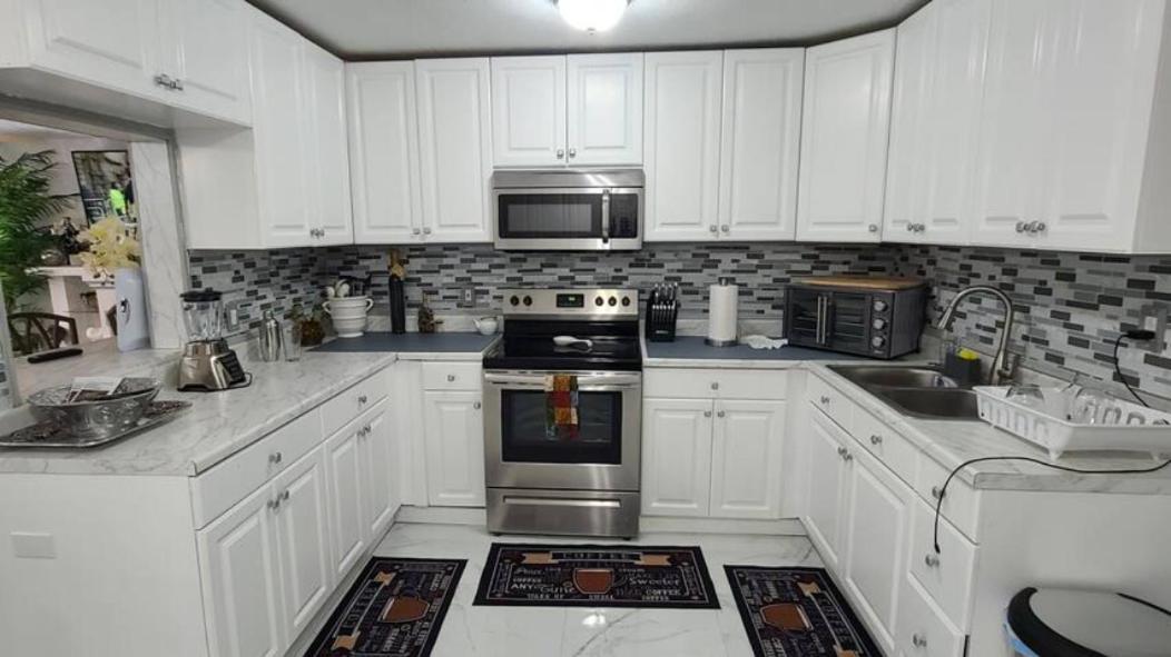Palm Springs 3-bedroom 2-bath 5 Miles To The * Lake Worth Beach