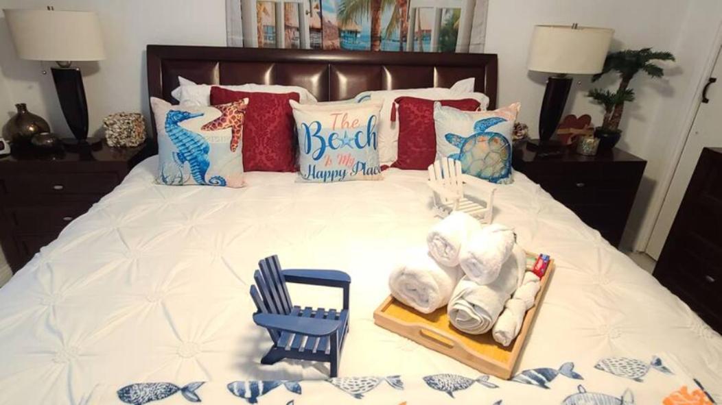Palm Springs 3-bedroom 2-bath 5 Miles To The Lake Worth Beach