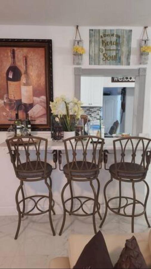 Hébergement de vacances Palm Springs 3-bedroom 2-bath 5 Miles To The Lake Worth Beach