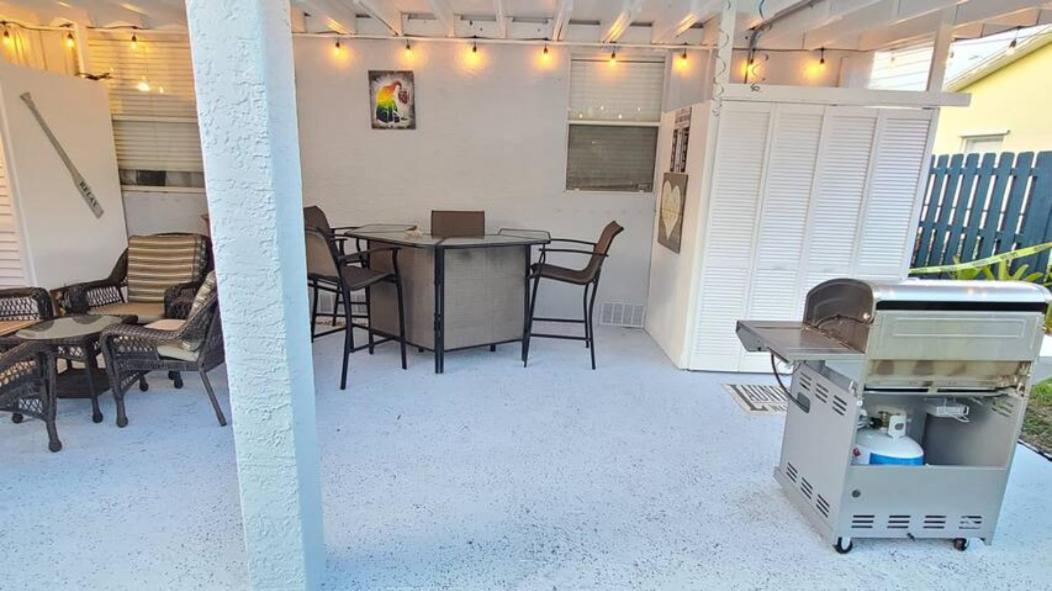 Palm Springs 3-bedroom 2-bath 5 Miles To The Lake Worth Beach