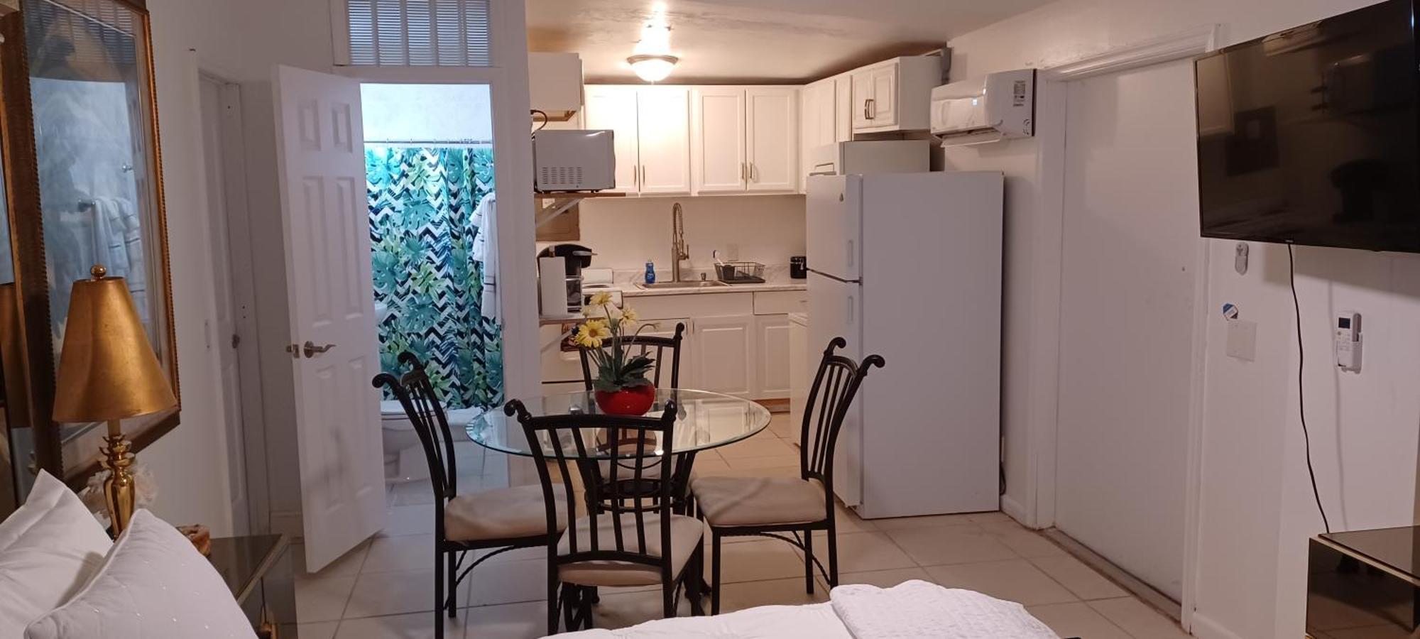 Palm Springs 3-bedroom 2-bath 5 Miles To The